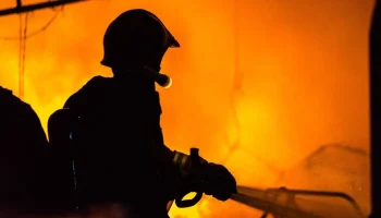 Магазин загорелся на 1,5 тыс "квадратах" в крымском поселке Гвардейское