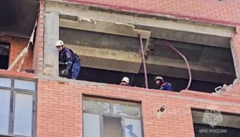 Спасатели обследовали около 300 квартир после хлопка в доме Махачкалы