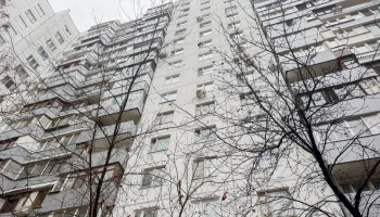 В районе Западное Дегунино по современной технологии обновили фасад многоквартирного дома