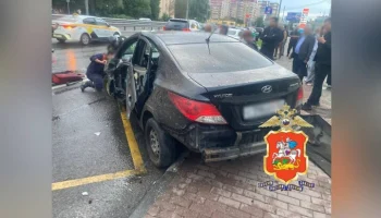 Два человека пострадали при наезде автомобиля на остановку в Долгопрудном