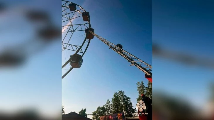 Шесть человек, оказавшихся в обесточенном колесе обозрения, спасли в Башкири Шесть человек, оказавшихся в обесточенном колесе обозрения, спасли в Башкири