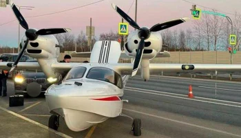 Аварийно севший под Вологдой легкомоторный самолет отогнали с трассы