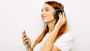 Зумеры чаще других поколений слушают на повторе песни советской эпохи