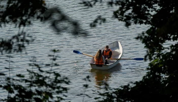 СМИ: Жители Химок вынуждены передвигаться на лодках из-за потопа