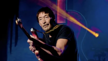 Умер британский певец Крис Ри, исполнивший песню &laquo;Looking for the Summer&raquo;