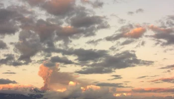 Вулкан на Камчатке выбросил пепел на высоту 11 км