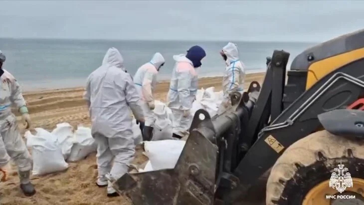 Роспотребнадзор усилит контроль за наличием нефтепродуктов в Черном море Роспотребнадзор усилит контроль за наличием нефтепродуктов в Черном море