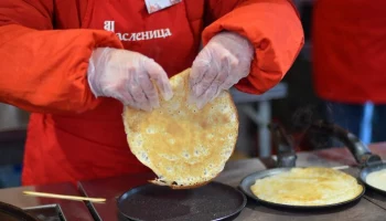 Гостей фестиваля "Московская Масленица" до 14:00 угостят бесплатными блинами