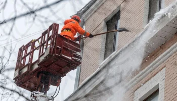 Москвичей призвали к осторожности из-за работ по очистке крыш от снега
