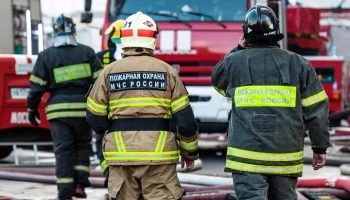 Пожарные вывели 10 человек из горящего здания во Владивостоке