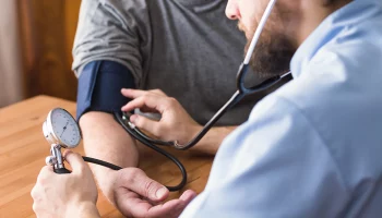 Кардиолог Ашихмин рассказал, как людям с гипертонией правильно вести себя в жару