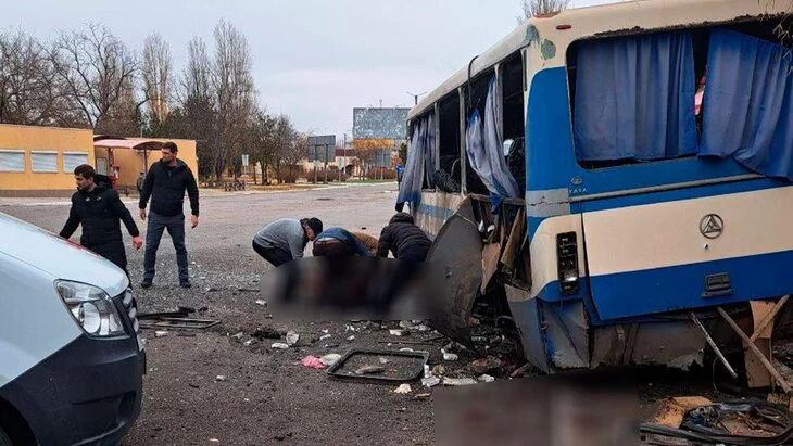 Число погибших при обстреле автобуса в Новой Каховке выросло до 5 человек Число погибших при обстреле автобуса в Новой Каховке выросло до 5 человек