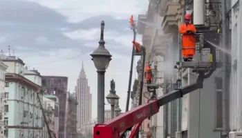 Специалисты промывают фасады домов на Тверской и 1-ой Тверской-Ямской улицах