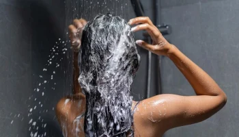 В Карелии женщина умерла от удара током, когда принимала душ с телефоном