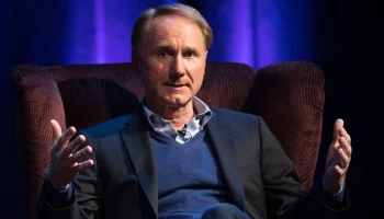 Американский писатель Дэн Браун выпустил новую книгу "Тайна из тайн"