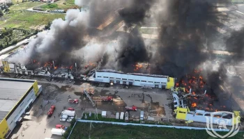 Пожарные ликвидировали открытый огонь на складе в Подмосковье