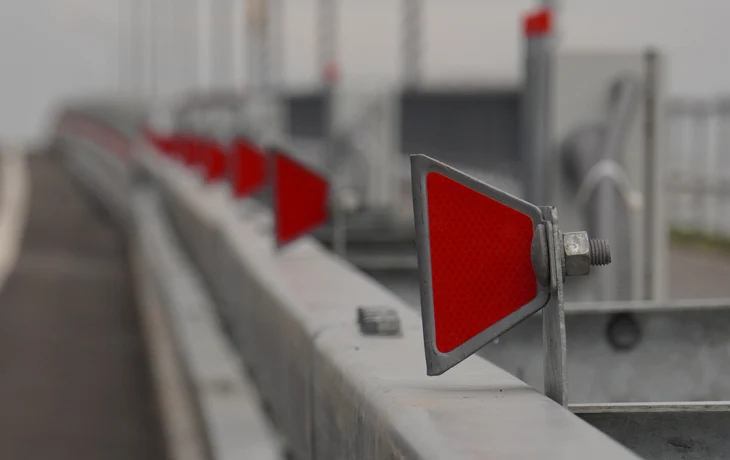 Трубу с кипятком прорвало на проезжей части в Гольянове