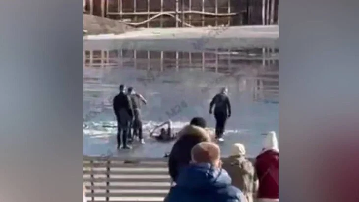 Две девочки провалились под лед в подмосковных Химках
