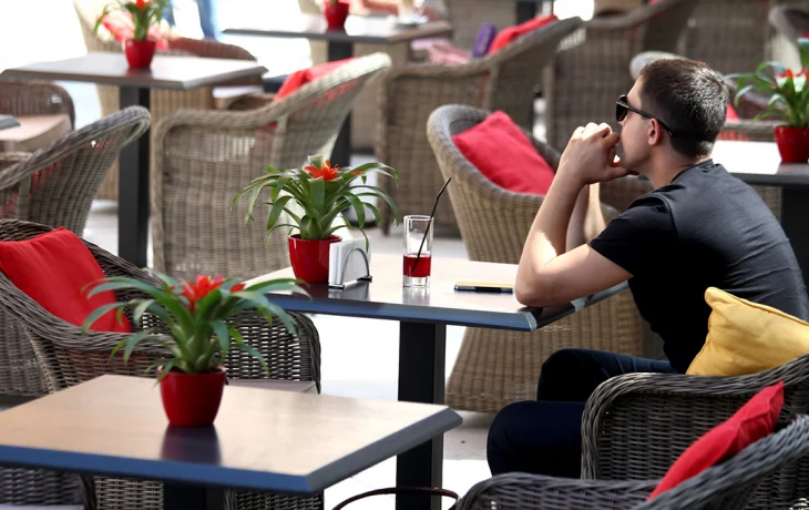 Летние веранды призвали закрыть в Москве из-за усиления ветра Летние веранды призвали закрыть в Москве из-за усиления ветра