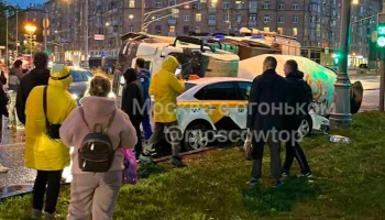 Бетономешалка опрокинулась в районе станции метро "Бутырская"