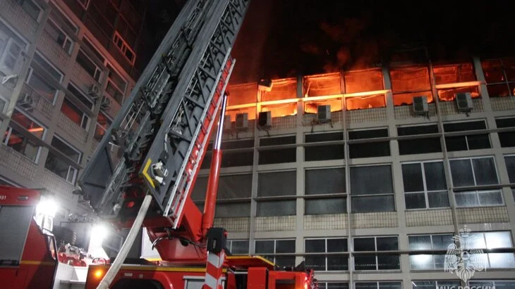 Крупный пожар произошел на заводе в Санкт-Петербурге Крупный пожар произошел на заводе в Санкт-Петербурге