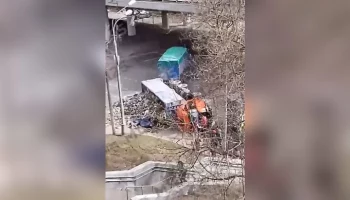 Опрокинутый грузовик частично перекрыл движение на Можайском шоссе в Москве