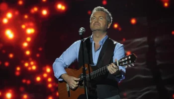 Певец Агутин обиделся на то, что поклонницы не расписывают его подъезд