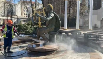 Завершилась весенняя промывка фонтанов в саду "Аквариум" в Москве