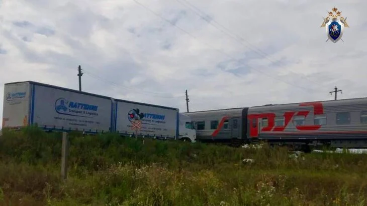 Грузовой автомобиль столкнулся с поездом в Ульяновской области Грузовой автомобиль столкнулся с поездом в Ульяновской области