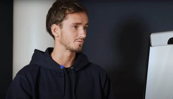 Пьяная фанатка выкрикивала оскорбления теннисисту Медведеву на матче в Шанхае