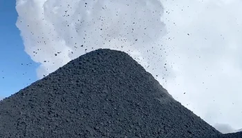 Вулкан Ключевская Сопка начал извергаться на Камчатке