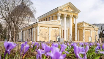 На ВДНХ началось цветение первых весенних растений