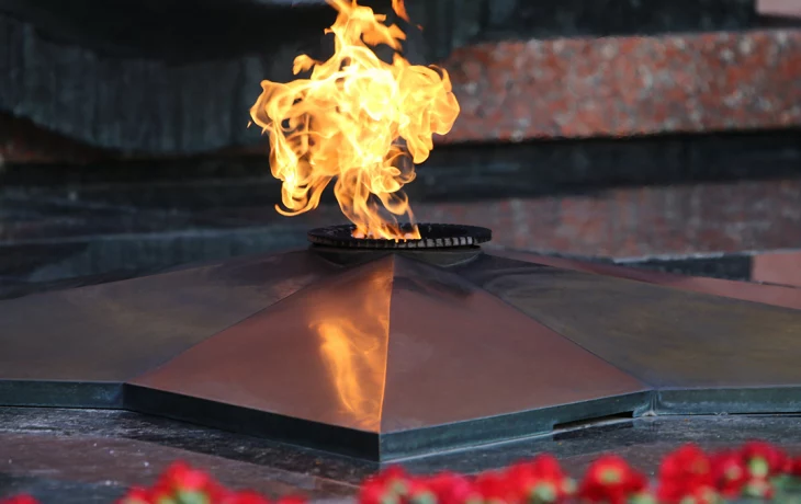 Трое мужчин сожгли венок на Вечном огне в подмосковном Клину Трое мужчин сожгли венок на Вечном огне в подмосковном Клину