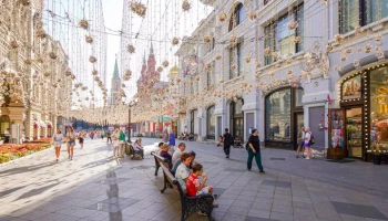Инсталляцию с гирляндами убрали на Никольской улице в Москве