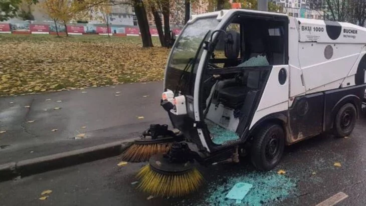 Автомобилист разбил стекло коммунальной машины на улице Авиаторов в Москве Автомобилист разбил стекло коммунальной машины на улице Авиаторов в Москве