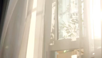 Ребенок выпал из окна, оперевшись на москитную сетку, на юго-востоке Москвы