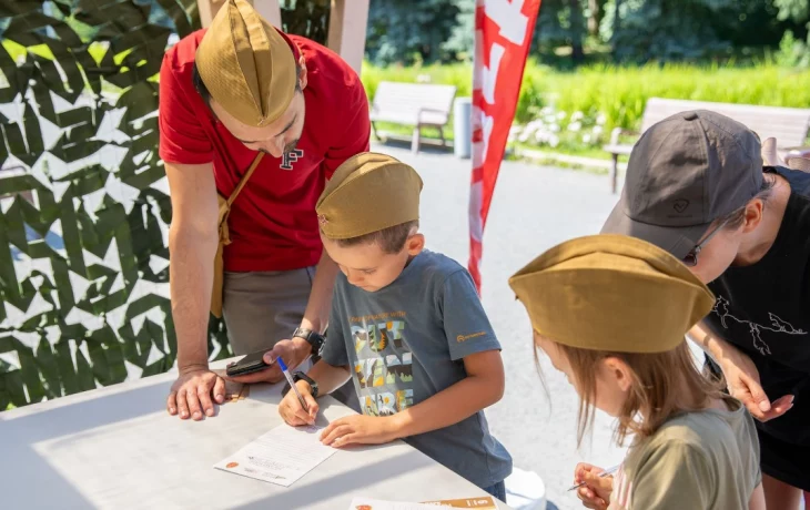 Сотни москвичей посетили программу накануне Дня семьи, любви и верности в парке у Музея Победы Сотни москвичей посетили программу накануне Дня семьи, любви и верности в парке у Музея Победы