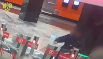 Мужчина разбил створку турникета на станции метро "Новаторская"