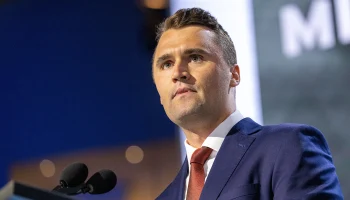 Панихида по убитому консерватору Чарли Кирку началась в США