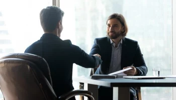 МЭР: безработица в РФ находится на рекордно низком уровне и продолжает снижаться