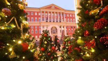 Елки с промышленным дизайном появились в Москве