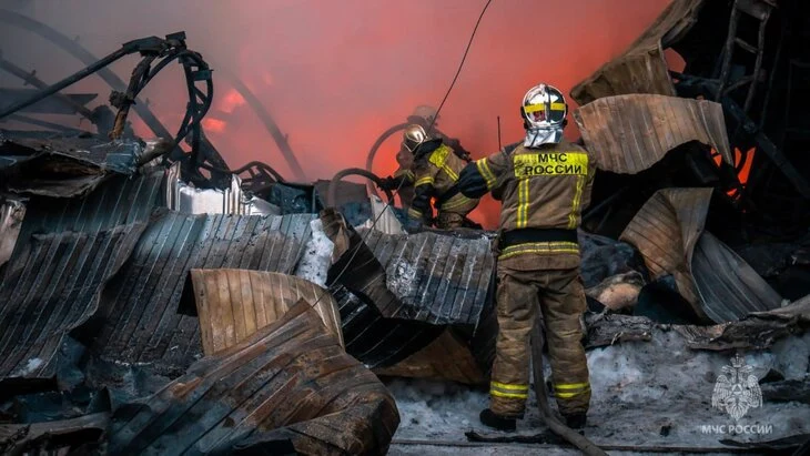 Пожар в ангаре по производству полиэтилена под Екатеринбургом потушен Пожар в ангаре по производству полиэтилена под Екатеринбургом потушен