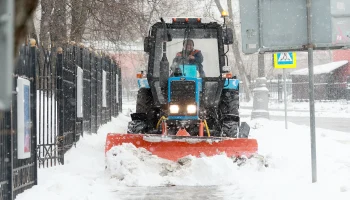 Городские службы непрерывно устраняют последствия снегопада в Москве