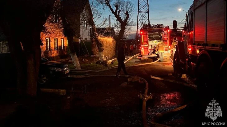 Пожар ликвидирован в бане и на крышах домов в Оренбурге Пожар ликвидирован в бане и на крышах домов в Оренбурге