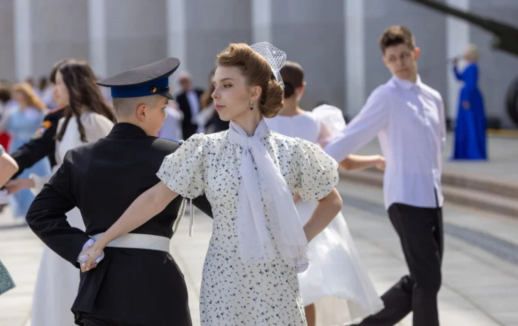 Около 200 пар станцевали «Вальс Победы» около Музея Победы Около 200 пар станцевали «Вальс Победы» около Музея Победы