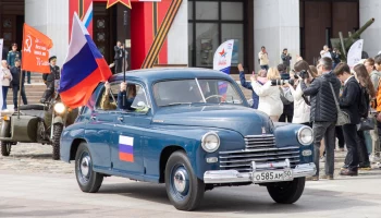 Около Музея Победы финиширует пробег ретроавтомобилей