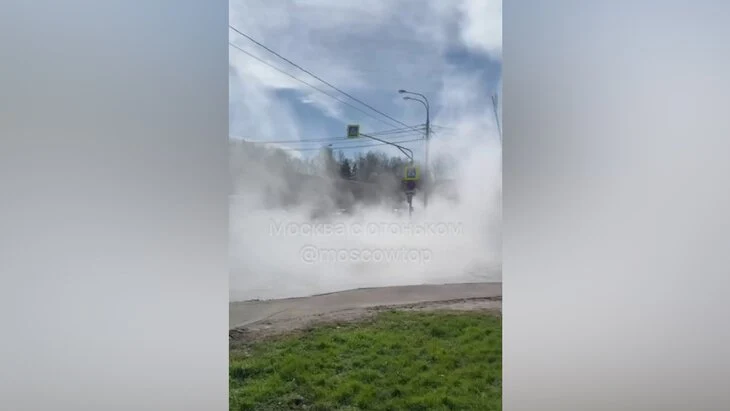 На западе Москвы ограничено движение из-за прорыва трубы водоснабжения На западе Москвы ограничено движение из-за прорыва трубы водоснабжения