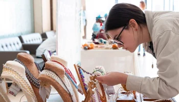 Мастера &laquo;Московского долголетия&raquo; представят работы на маркете ко Дню матери