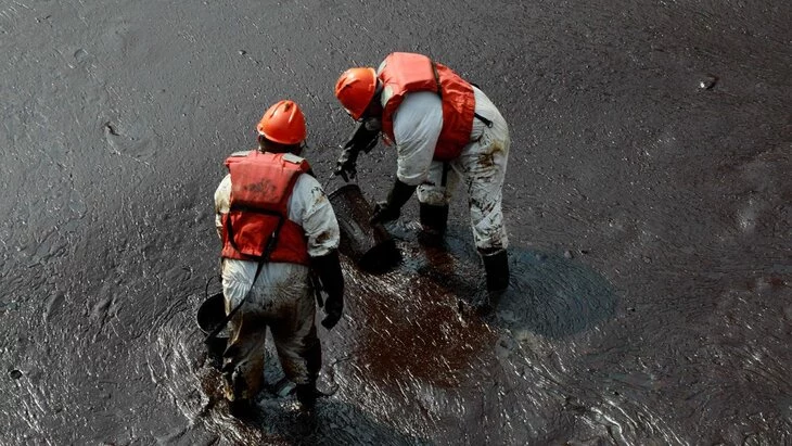 Antena 3: топливное пятно с олимпийский бассейн появилось у берегов Испании Antena 3: топливное пятно с олимпийский бассейн появилось у берегов Испании