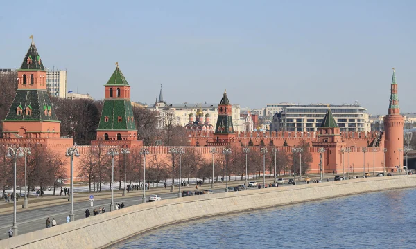Движение на Кремлевской набережной и Знаменке временно закрыли Движение на Кремлевской набережной и Знаменке временно закрыли